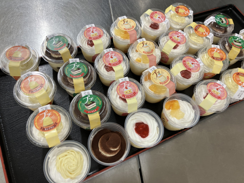 4種のデコレーションプリンでティータイム
